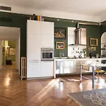 Sophisticated Apt Near Duomo